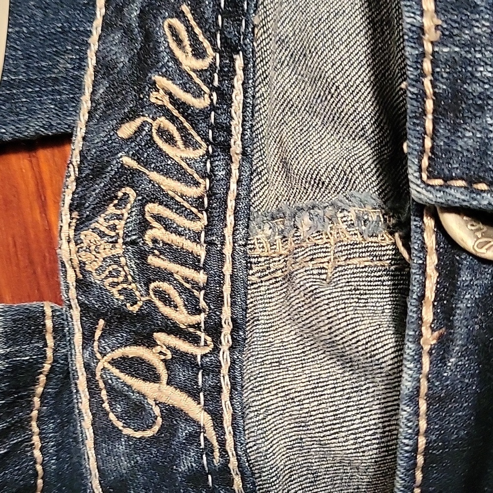 Curvey boot cut distress Jeans. 5 pockets. Zip. Like new. Button pockets in back - Picture 11 of 11